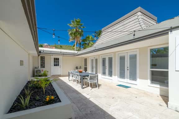 Pineapple Village 3800 - Image 1